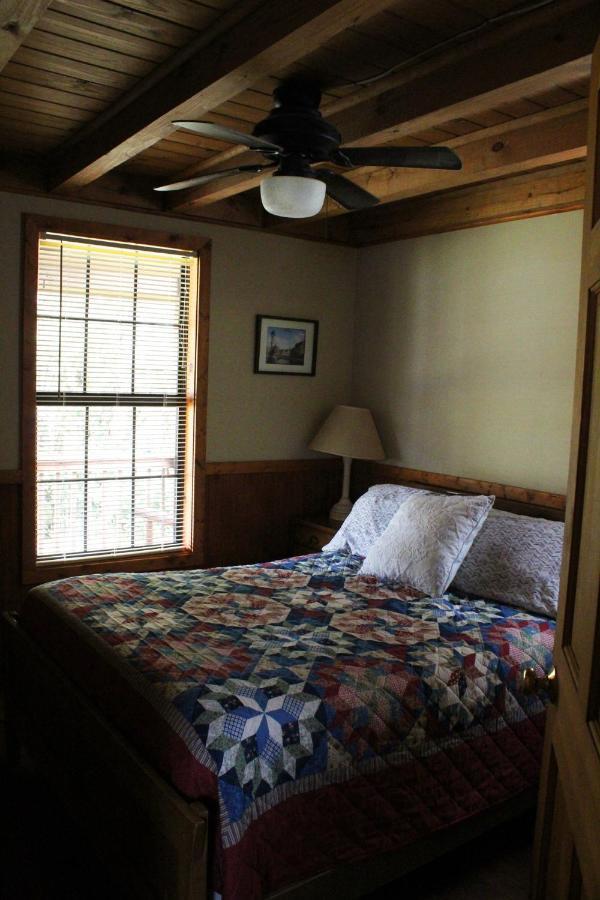 Berry Creek Cabins Bed & Breakfast Isabel Екстериор снимка